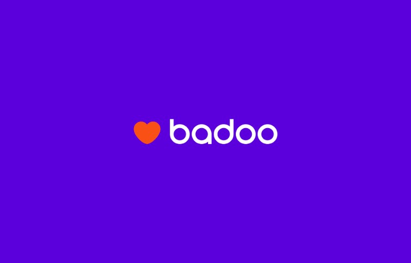 Com a chegada do aniversário de dez anos do Badoo, a empresa precisava encontrar uma forma especial de celebrar tudo que eles conseguiram fazer no mundo de aplicativos de namoro. Através dos anos, a empresa criou algumas das melhores ferramentas nesse mercado em mais de 41 línguas e com presença em 190 países através do mundo. E isso não quer dizer que eles pararam por ai. Eles continuam experimentando com tecnologias e novas funções e todo esse desenvolvimento rápido acabou deteriorando um dos pontos mais importantes para uma empresa: sua identidade visual e seu branding. 