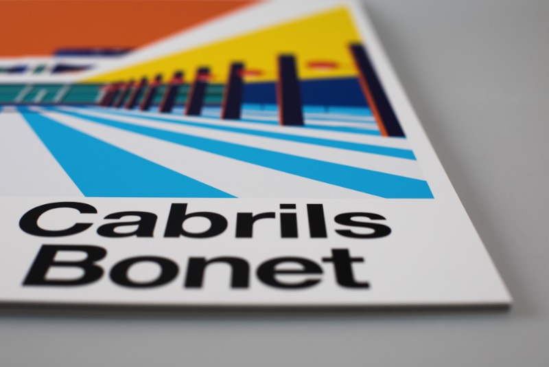 Antonio Bonet foi um dos mais famosos arquitetos da Catalunha, região da Espanha. Autor de um vasto portfólio de projetos, ele expandiu a arquitetura além da Espanha, em direção a América Latina, onde muitos dos seus trabalhos continuam desconhecidos do grande público. O pessoal do The 21 Night resolveu selecionar seis desses projetos do racionalismo arquitetônico catalão e modernizar seu legado através de coloridas ilustrações. Foi assim que surgiu esse diálogo entre a arquitetura e o design gráfico, entre o concreto e o papel. Um tributo ilustrado a tudo que Antonio Bonet criou. Esse projeto recebeu o nome de Bonet e acabou sendo selecionado para o Laus Award 2017 e foi premiado com o ouro na categoria de estudantes. As ilustrações foram feitas com a finalidade de reconhecer a importância de Antonio Bonet no século que passou e usar da tipografia, das ilustrações e das cores para criar um visual único e mais do que reconhecível. Além disso, Bonet ainda foi selecionado para a publicação basca Selected 17 na categoria de ilustrações. O livro vai ser publicado em Outubro de 2017 e quero ver como que ele vai ser. Para saber mais sobre o projeto e sobre o pessoal do The 21 Night, você só precisa clicar no link abaixo. 