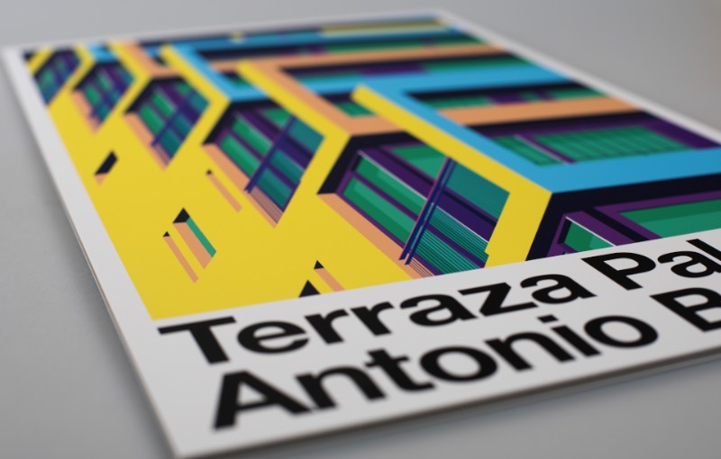 Antonio Bonet foi um dos mais famosos arquitetos da Catalunha, região da Espanha. Autor de um vasto portfólio de projetos, ele expandiu a arquitetura além da Espanha, em direção a América Latina, onde muitos dos seus trabalhos continuam desconhecidos do grande público. O pessoal do The 21 Night resolveu selecionar seis desses projetos do racionalismo arquitetônico catalão e modernizar seu legado através de coloridas ilustrações. Foi assim que surgiu esse diálogo entre a arquitetura e o design gráfico, entre o concreto e o papel. Um tributo ilustrado a tudo que Antonio Bonet criou. Esse projeto recebeu o nome de Bonet e acabou sendo selecionado para o Laus Award 2017 e foi premiado com o ouro na categoria de estudantes. As ilustrações foram feitas com a finalidade de reconhecer a importância de Antonio Bonet no século que passou e usar da tipografia, das ilustrações e das cores para criar um visual único e mais do que reconhecível. Além disso, Bonet ainda foi selecionado para a publicação basca Selected 17 na categoria de ilustrações. O livro vai ser publicado em Outubro de 2017 e quero ver como que ele vai ser. Para saber mais sobre o projeto e sobre o pessoal do The 21 Night, você só precisa clicar no link abaixo. 