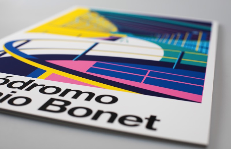 Antonio Bonet foi um dos mais famosos arquitetos da Catalunha, região da Espanha. Autor de um vasto portfólio de projetos, ele expandiu a arquitetura além da Espanha, em direção a América Latina, onde muitos dos seus trabalhos continuam desconhecidos do grande público. O pessoal do The 21 Night resolveu selecionar seis desses projetos do racionalismo arquitetônico catalão e modernizar seu legado através de coloridas ilustrações. Foi assim que surgiu esse diálogo entre a arquitetura e o design gráfico, entre o concreto e o papel. Um tributo ilustrado a tudo que Antonio Bonet criou. Esse projeto recebeu o nome de Bonet e acabou sendo selecionado para o Laus Award 2017 e foi premiado com o ouro na categoria de estudantes. As ilustrações foram feitas com a finalidade de reconhecer a importância de Antonio Bonet no século que passou e usar da tipografia, das ilustrações e das cores para criar um visual único e mais do que reconhecível. Além disso, Bonet ainda foi selecionado para a publicação basca Selected 17 na categoria de ilustrações. O livro vai ser publicado em Outubro de 2017 e quero ver como que ele vai ser. Para saber mais sobre o projeto e sobre o pessoal do The 21 Night, você só precisa clicar no link abaixo. 