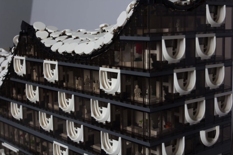 A Brickmonkey é uma empresa especializada em criações especiais usando apenas de peças de Lego. Seus projetos exploram de temas de steam punk até projetos arquitetônicos como esse da Elbphilharmonie de Hamburgo, aqui na Alemanha.