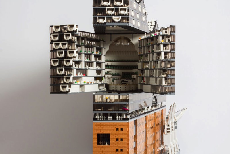 A Brickmonkey é uma empresa especializada em criações especiais usando apenas de peças de Lego. Seus projetos exploram de temas de steam punk até projetos arquitetônicos como esse da Elbphilharmonie de Hamburgo, aqui na Alemanha.