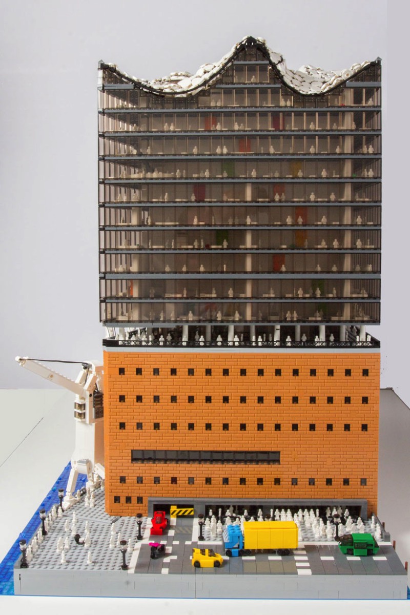 A Brickmonkey é uma empresa especializada em criações especiais usando apenas de peças de Lego. Seus projetos exploram de temas de steam punk até projetos arquitetônicos como esse da Elbphilharmonie de Hamburgo, aqui na Alemanha.