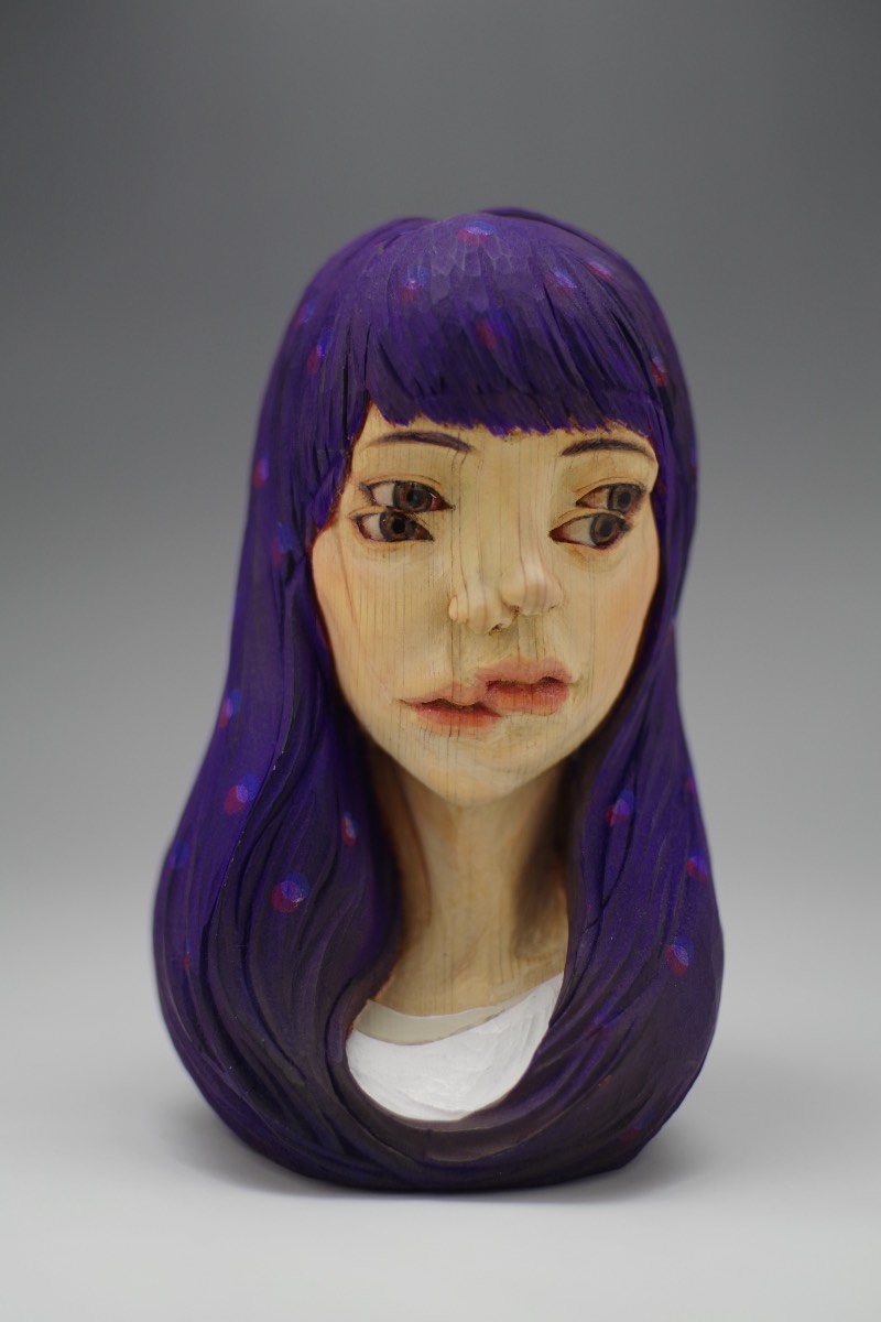 Yoshitoshi Kanemaki é um escultor japonês que abandonou a temática tradicional em direção a algo mais surreal e moderno, utilizando até de glitch em sua arte. Feitas de madeira, suas esculturas são maiores do que a realidade e desafiam as regras da anatomia, as proporções físicas e tudo aquilo que estamos acostumados de ver no corpo humano. Algumas vezes, suas esculturas aparecem com figuras faciais fora do comum, outras vezes elas se multiplicam como no caso de sua escultura de 12 faces femininas. Outras vezes, somos presenteados com olhos a mais e com cenários que mais parecem ter vindo de um sonho do que da realidade em si. Eu virei fã.