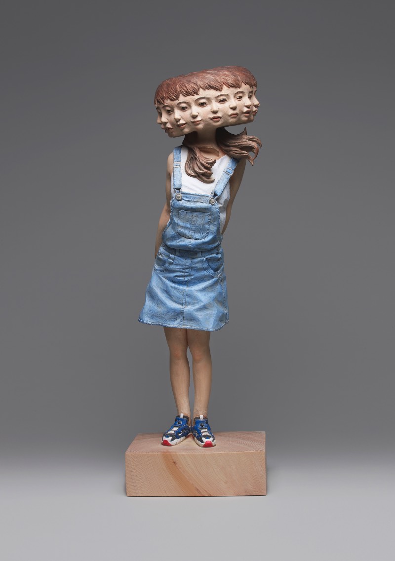 Yoshitoshi Kanemaki é um escultor japonês que abandonou a temática tradicional em direção a algo mais surreal e moderno, utilizando até de glitch em sua arte. Feitas de madeira, suas esculturas são maiores do que a realidade e desafiam as regras da anatomia, as proporções físicas e tudo aquilo que estamos acostumados de ver no corpo humano. Algumas vezes, suas esculturas aparecem com figuras faciais fora do comum, outras vezes elas se multiplicam como no caso de sua escultura de 12 faces femininas. Outras vezes, somos presenteados com olhos a mais e com cenários que mais parecem ter vindo de um sonho do que da realidade em si. Eu virei fã.