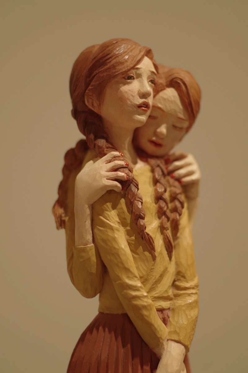 Yoshitoshi Kanemaki é um escultor japonês que abandonou a temática tradicional em direção a algo mais surreal e moderno, utilizando até de glitch em sua arte. Feitas de madeira, suas esculturas são maiores do que a realidade e desafiam as regras da anatomia, as proporções físicas e tudo aquilo que estamos acostumados de ver no corpo humano. Algumas vezes, suas esculturas aparecem com figuras faciais fora do comum, outras vezes elas se multiplicam como no caso de sua escultura de 12 faces femininas. Outras vezes, somos presenteados com olhos a mais e com cenários que mais parecem ter vindo de um sonho do que da realidade em si. Eu virei fã.