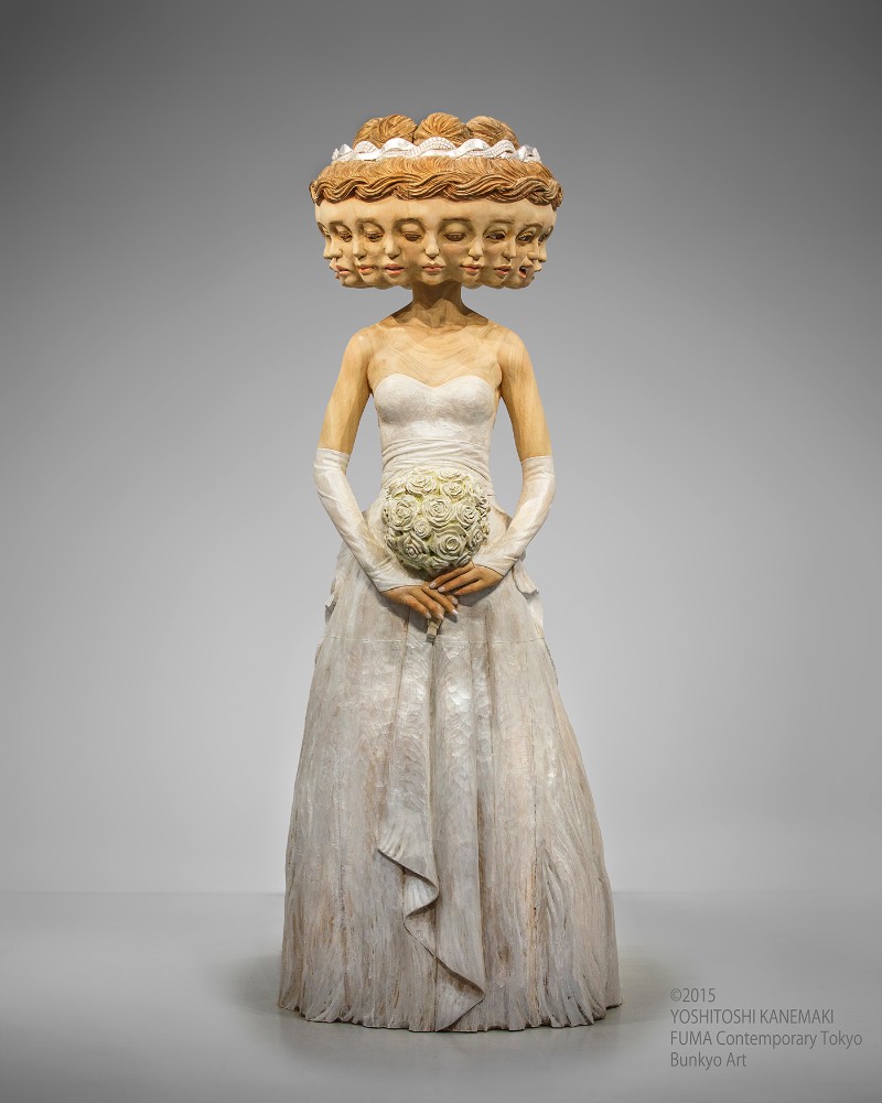 Yoshitoshi Kanemaki é um escultor japonês que abandonou a temática tradicional em direção a algo mais surreal e moderno, utilizando até de glitch em sua arte. Feitas de madeira, suas esculturas são maiores do que a realidade e desafiam as regras da anatomia, as proporções físicas e tudo aquilo que estamos acostumados de ver no corpo humano. Algumas vezes, suas esculturas aparecem com figuras faciais fora do comum, outras vezes elas se multiplicam como no caso de sua escultura de 12 faces femininas. Outras vezes, somos presenteados com olhos a mais e com cenários que mais parecem ter vindo de um sonho do que da realidade em si. Eu virei fã.