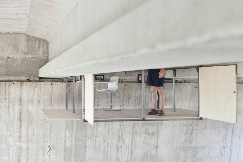 O designer espanhol Fernando Abellanas resolveu o problema de escassez de espaços para estúdios em Valencia ao criar um pop up estúdio móvel debaixo de uma ponte, no meio da cidade e acima do tráfego. O pequeno espaço que ele criou se move seguindo o vão embaixo da ponte e vem com uma prateleira, uma mesa e cadeira, de onde o designer pode trabalhar quando quiser e bem entender. 