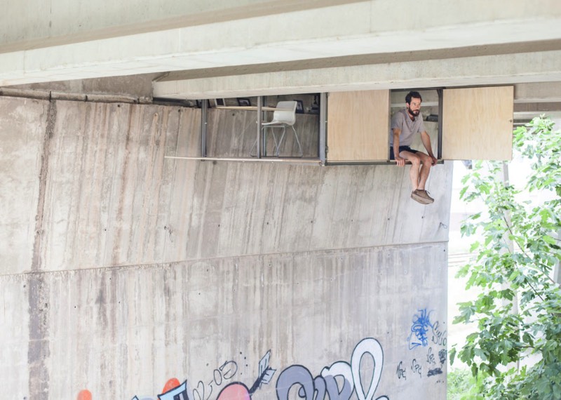 O designer espanhol Fernando Abellanas resolveu o problema de escassez de espaços para estúdios em Valencia ao criar um pop up estúdio móvel debaixo de uma ponte, no meio da cidade e acima do tráfego. O pequeno espaço que ele criou se move seguindo o vão embaixo da ponte e vem com uma prateleira, uma mesa e cadeira, de onde o designer pode trabalhar quando quiser e bem entender. 