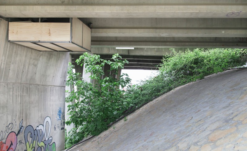 O designer espanhol Fernando Abellanas resolveu o problema de escassez de espaços para estúdios em Valencia ao criar um pop up estúdio móvel debaixo de uma ponte, no meio da cidade e acima do tráfego. O pequeno espaço que ele criou se move seguindo o vão embaixo da ponte e vem com uma prateleira, uma mesa e cadeira, de onde o designer pode trabalhar quando quiser e bem entender. 