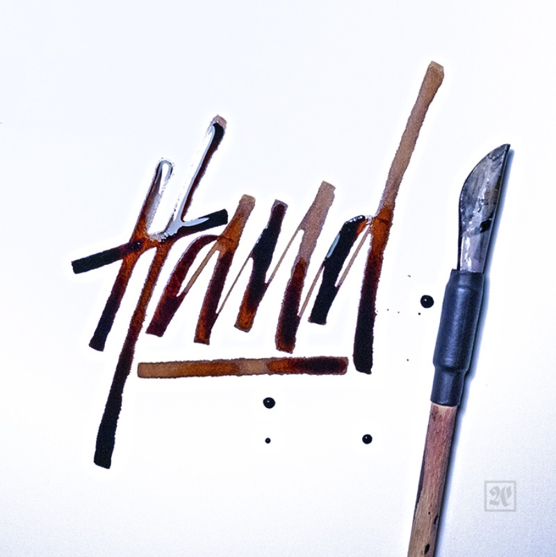 Mas Erik Neue não fica só na caligrafia. Ele utiliza suas criações e transforma tudo em logos, tatuagens, embalagens de produtos e várias outras coisas. Sempre passando uma imagem de design feito a mão, com um carinho especial e sem precedentes em um mundo digital. É isso que eu sempre acho interessante de observar quando se trata de portfólios de caligrafia. Afinal, vivemos em um mundo digital onde existem inúmeras e inúmeras fontes online e, com o passar do tempo, tudo vai ficando mais e mais parecido. O trabalho de designers como Erik Neue serve para quebrar essa padronização visual e precisamos de mais e mais designers com esse tipo de trabalho.