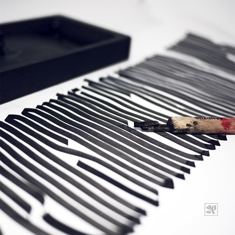 Mas Erik Neue não fica só na caligrafia. Ele utiliza suas criações e transforma tudo em logos, tatuagens, embalagens de produtos e várias outras coisas. Sempre passando uma imagem de design feito a mão, com um carinho especial e sem precedentes em um mundo digital. É isso que eu sempre acho interessante de observar quando se trata de portfólios de caligrafia. Afinal, vivemos em um mundo digital onde existem inúmeras e inúmeras fontes online e, com o passar do tempo, tudo vai ficando mais e mais parecido. O trabalho de designers como Erik Neue serve para quebrar essa padronização visual e precisamos de mais e mais designers com esse tipo de trabalho.