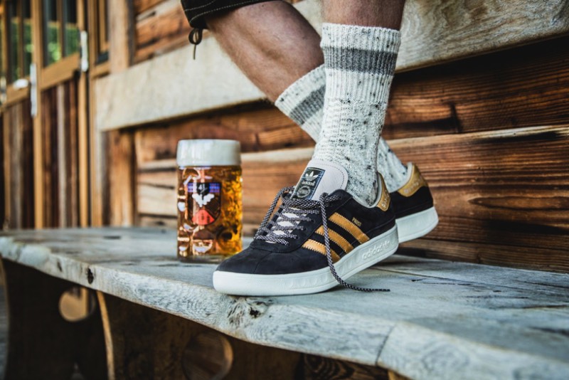 Para celebrar a Oktoberfest de 2017, o pessoal da Adidas criou um tênis especial chamado de Pröst, que é como o povo alemão brinda antes de tomar uma cerveja. Apelidado de Adidas Oktoberfest, esse tênis de couro é coberto por uma película de DBPR que transforma o tênis resistente a todos os líquidos que você poderia encontrar numa festa cheia de cervejas como essa que acontece em Munique. 