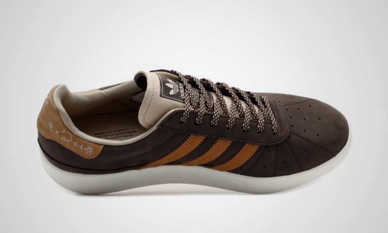 Para celebrar a Oktoberfest de 2017, o pessoal da Adidas criou um tênis especial chamado de Pröst, que é como o povo alemão brinda antes de tomar uma cerveja. Apelidado de Adidas Oktoberfest, esse tênis de couro é coberto por uma película de DBPR que transforma o tênis resistente a todos os líquidos que você poderia encontrar numa festa cheia de cervejas como essa que acontece em Munique. 