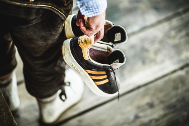 Para celebrar a Oktoberfest de 2017, o pessoal da Adidas criou um tênis especial chamado de Pröst, que é como o povo alemão brinda antes de tomar uma cerveja. Apelidado de Adidas Oktoberfest, esse tênis de couro é coberto por uma película de DBPR que transforma o tênis resistente a todos os líquidos que você poderia encontrar numa festa cheia de cervejas como essa que acontece em Munique. 