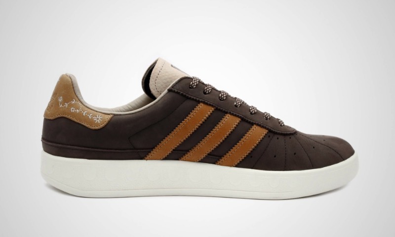 Para celebrar a Oktoberfest de 2017, o pessoal da Adidas criou um tênis especial chamado de Pröst, que é como o povo alemão brinda antes de tomar uma cerveja. Apelidado de Adidas Oktoberfest, esse tênis de couro é coberto por uma película de DBPR que transforma o tênis resistente a todos os líquidos que você poderia encontrar numa festa cheia de cervejas como essa que acontece em Munique. 