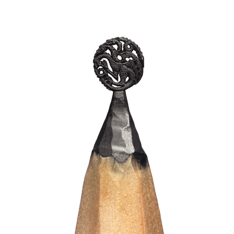 Salavat Fidai é um artista russo que criou uma série de esculturas miniatura para a mais famosa novela de dragão da atualidade, a série Game of Thrones. A pedido da HBO Asia, esse escultor acabou criando esculturas tão pequenas que foram criadas na ponta de lápis. É sério isso. Ele esculpiu elementos dessa famosa série na ponta de lápis e o resultado pode ser visto entre Junho e Agosto de 2017 em uma exposição itinerante que vai passar por Cingapura, Malásia e Tailândia.