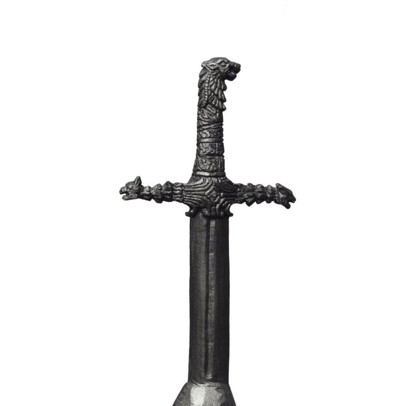Salavat Fidai é um artista russo que criou uma série de esculturas miniatura para a mais famosa novela de dragão da atualidade, a série Game of Thrones. A pedido da HBO Asia, esse escultor acabou criando esculturas tão pequenas que foram criadas na ponta de lápis. É sério isso. Ele esculpiu elementos dessa famosa série na ponta de lápis e o resultado pode ser visto entre Junho e Agosto de 2017 em uma exposição itinerante que vai passar por Cingapura, Malásia e Tailândia.