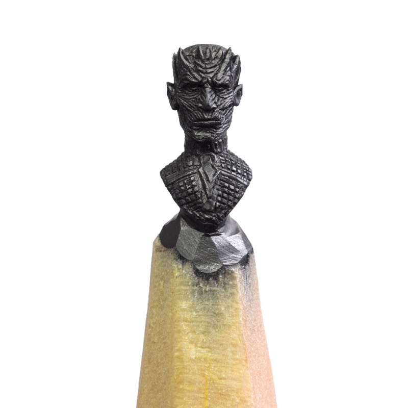 Salavat Fidai é um artista russo que criou uma série de esculturas miniatura para a mais famosa novela de dragão da atualidade, a série Game of Thrones. A pedido da HBO Asia, esse escultor acabou criando esculturas tão pequenas que foram criadas na ponta de lápis. É sério isso. Ele esculpiu elementos dessa famosa série na ponta de lápis e o resultado pode ser visto entre Junho e Agosto de 2017 em uma exposição itinerante que vai passar por Cingapura, Malásia e Tailândia.