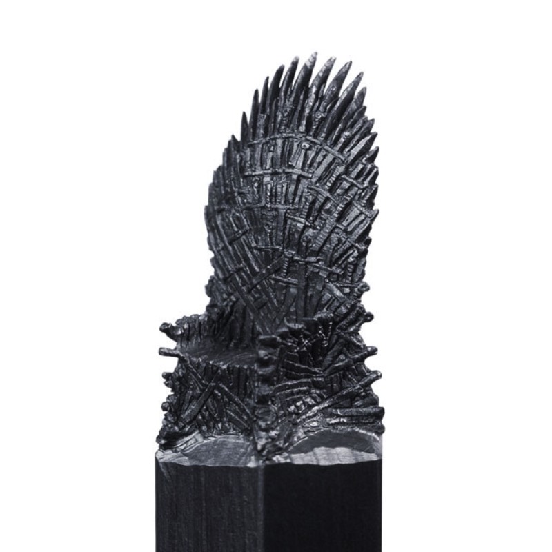 Salavat Fidai é um artista russo que criou uma série de esculturas miniatura para a mais famosa novela de dragão da atualidade, a série Game of Thrones. A pedido da HBO Asia, esse escultor acabou criando esculturas tão pequenas que foram criadas na ponta de lápis. É sério isso. Ele esculpiu elementos dessa famosa série na ponta de lápis e o resultado pode ser visto entre Junho e Agosto de 2017 em uma exposição itinerante que vai passar por Cingapura, Malásia e Tailândia.