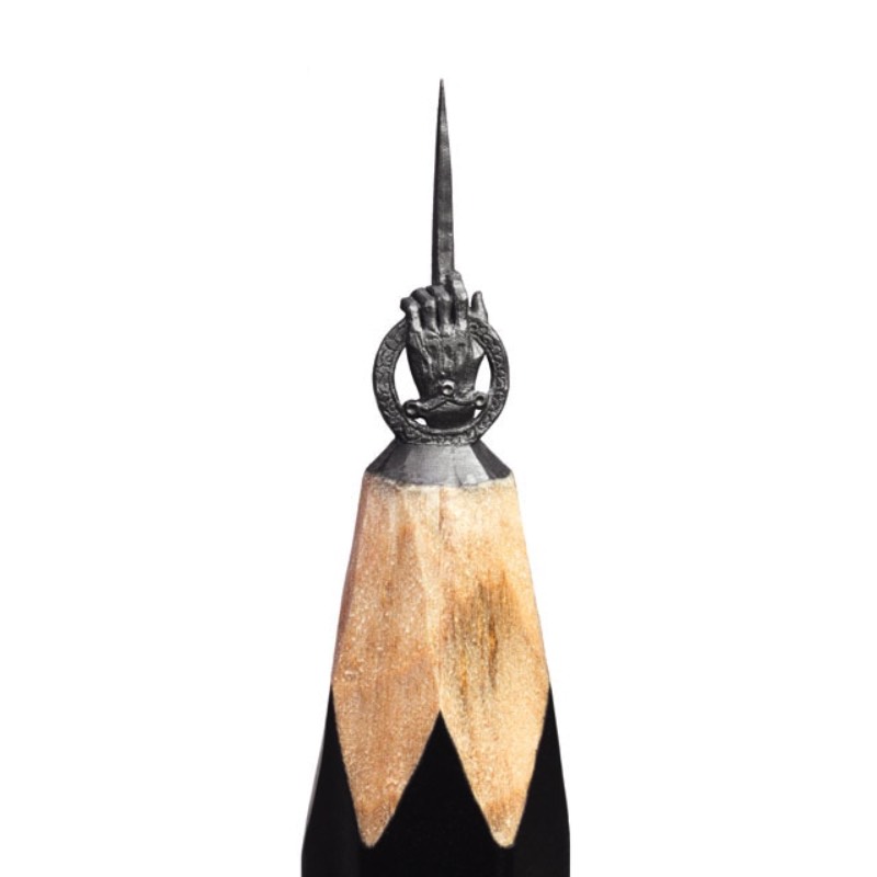 Salavat Fidai é um artista russo que criou uma série de esculturas miniatura para a mais famosa novela de dragão da atualidade, a série Game of Thrones. A pedido da HBO Asia, esse escultor acabou criando esculturas tão pequenas que foram criadas na ponta de lápis. É sério isso. Ele esculpiu elementos dessa famosa série na ponta de lápis e o resultado pode ser visto entre Junho e Agosto de 2017 em uma exposição itinerante que vai passar por Cingapura, Malásia e Tailândia.