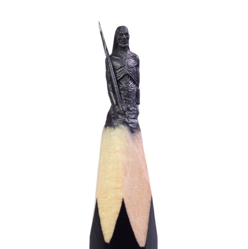 Salavat Fidai é um artista russo que criou uma série de esculturas miniatura para a mais famosa novela de dragão da atualidade, a série Game of Thrones. A pedido da HBO Asia, esse escultor acabou criando esculturas tão pequenas que foram criadas na ponta de lápis. É sério isso. Ele esculpiu elementos dessa famosa série na ponta de lápis e o resultado pode ser visto entre Junho e Agosto de 2017 em uma exposição itinerante que vai passar por Cingapura, Malásia e Tailândia.