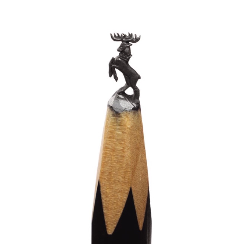 Salavat Fidai é um artista russo que criou uma série de esculturas miniatura para a mais famosa novela de dragão da atualidade, a série Game of Thrones. A pedido da HBO Asia, esse escultor acabou criando esculturas tão pequenas que foram criadas na ponta de lápis. É sério isso. Ele esculpiu elementos dessa famosa série na ponta de lápis e o resultado pode ser visto entre Junho e Agosto de 2017 em uma exposição itinerante que vai passar por Cingapura, Malásia e Tailândia.