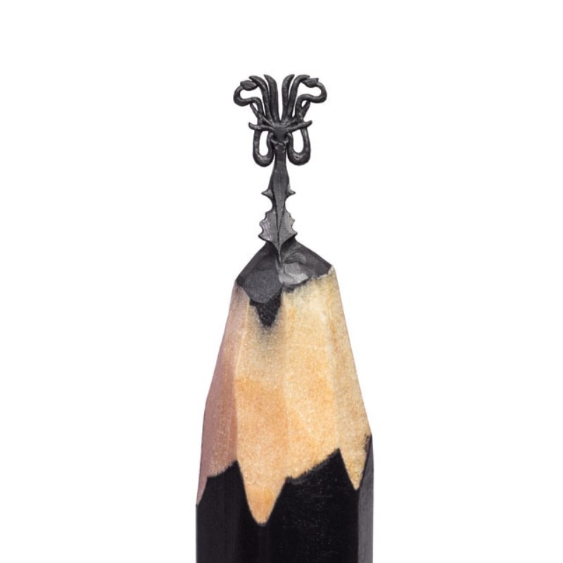 Salavat Fidai é um artista russo que criou uma série de esculturas miniatura para a mais famosa novela de dragão da atualidade, a série Game of Thrones. A pedido da HBO Asia, esse escultor acabou criando esculturas tão pequenas que foram criadas na ponta de lápis. É sério isso. Ele esculpiu elementos dessa famosa série na ponta de lápis e o resultado pode ser visto entre Junho e Agosto de 2017 em uma exposição itinerante que vai passar por Cingapura, Malásia e Tailândia.