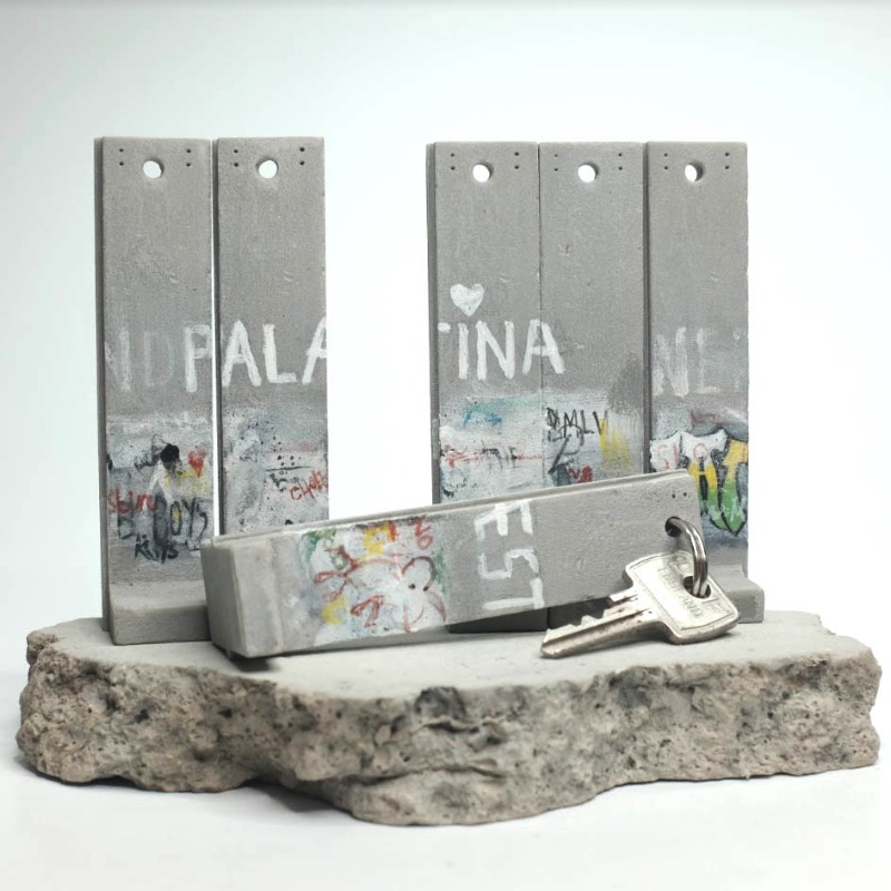Você já deve ter ouvido falar que a última empreitada do Banksy foi um hotel com uma belíssima vista para o muro que foi colocado por Israel para isolar o povo palestino em sua própria terra. Esse hotel, chamado de The Walled Off Hotel, acabou de lançar sua loja de lembranças online e, agora, você pode adquirir alguns dos items peculiares que existem a venda por lá.