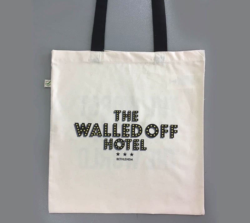 Você já deve ter ouvido falar que a última empreitada do Banksy foi um hotel com uma belíssima vista para o muro que foi colocado por Israel para isolar o povo palestino em sua própria terra. Esse hotel, chamado de The Walled Off Hotel, acabou de lançar sua loja de lembranças online e, agora, você pode adquirir alguns dos items peculiares que existem a venda por lá.
