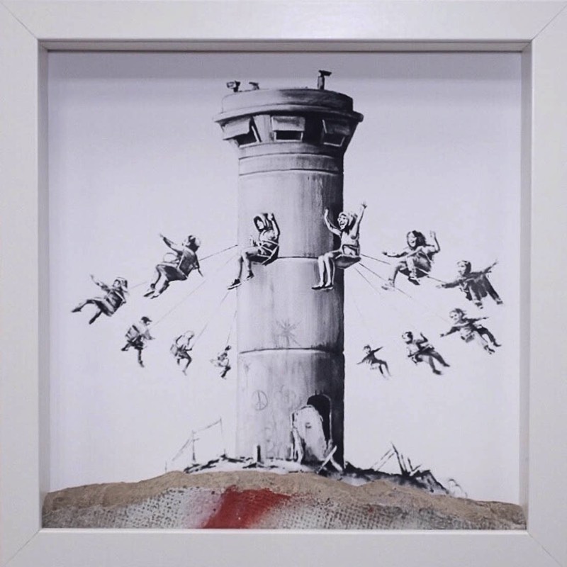 Você já deve ter ouvido falar que a última empreitada do Banksy foi um hotel com uma belíssima vista para o muro que foi colocado por Israel para isolar o povo palestino em sua própria terra. Esse hotel, chamado de The Walled Off Hotel, acabou de lançar sua loja de lembranças online e, agora, você pode adquirir alguns dos items peculiares que existem a venda por lá.
