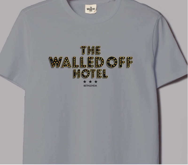 Você já deve ter ouvido falar que a última empreitada do Banksy foi um hotel com uma belíssima vista para o muro que foi colocado por Israel para isolar o povo palestino em sua própria terra. Esse hotel, chamado de The Walled Off Hotel, acabou de lançar sua loja de lembranças online e, agora, você pode adquirir alguns dos items peculiares que existem a venda por lá.