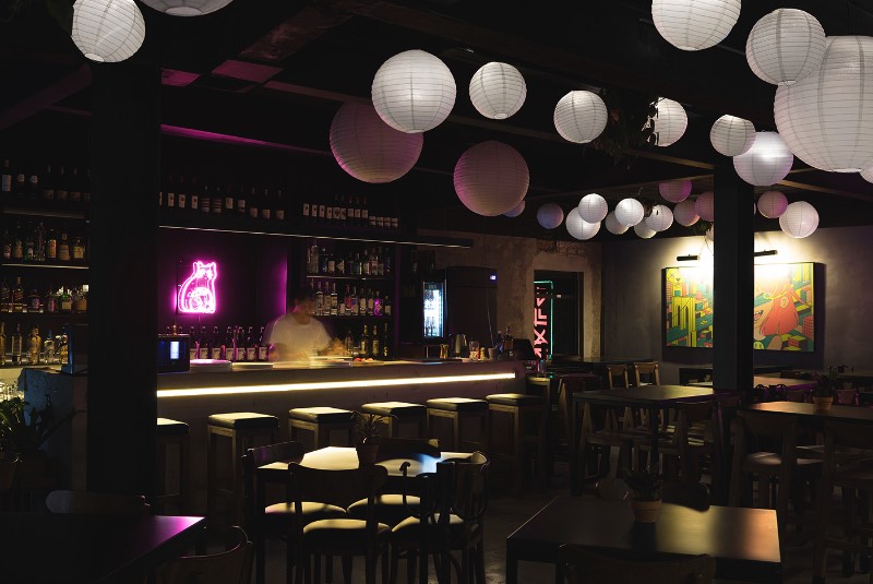 Black Taiga é uma cantina inspirada no visual distópico de um futuro próximo e no sincretismo cultural. Ou seja, essa cantina foi projetada pra parecer que ela pudesse existir em qualquer lugar do mundo, em qualquer momento do tempo. Lá você encontra pães japoneses, tacos coreanos, sanduíches vietnamitas e mais algumas variedades culinárias. Tudo isso influenciado pelo local onde a Black Taiga está localizada, no meio da Cidade do México. 