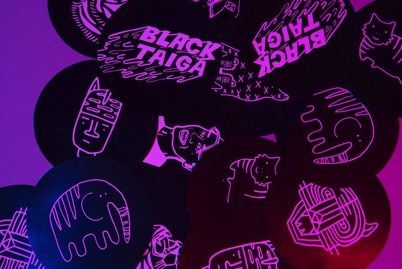 Black Taiga é uma cantina inspirada no visual distópico de um futuro próximo e no sincretismo cultural. Ou seja, essa cantina foi projetada pra parecer que ela pudesse existir em qualquer lugar do mundo, em qualquer momento do tempo. Lá você encontra pães japoneses, tacos coreanos, sanduíches vietnamitas e mais algumas variedades culinárias. Tudo isso influenciado pelo local onde a Black Taiga está localizada, no meio da Cidade do México. 