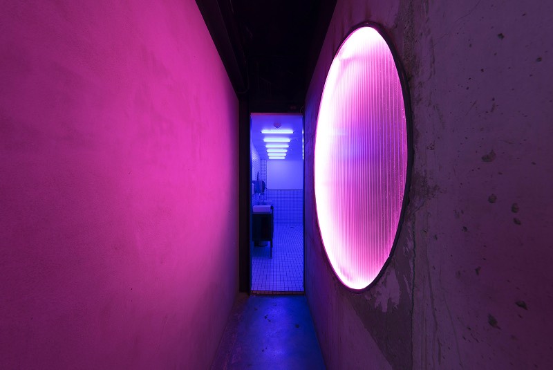 Black Taiga é uma cantina inspirada no visual distópico de um futuro próximo e no sincretismo cultural. Ou seja, essa cantina foi projetada pra parecer que ela pudesse existir em qualquer lugar do mundo, em qualquer momento do tempo. Lá você encontra pães japoneses, tacos coreanos, sanduíches vietnamitas e mais algumas variedades culinárias. Tudo isso influenciado pelo local onde a Black Taiga está localizada, no meio da Cidade do México. 