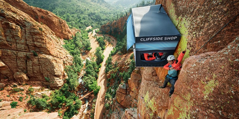 Se você resolver escalar o Canyon Eldorado em Colorado, você vai se deparar com uma cenário inesperado. É lá que você vai encontrar a Cliffside Shop, a Pop-Up Store mais remota do mundo está pendurada na famosa Parede da Bastilha onde um funcionário distribui meias e moletons para quem passar por lá. Tudo culpa da 37.5 Technology, uma empresa que é especializada em equipamentos para escalada e esportes. 