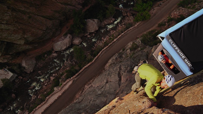 Se você resolver escalar o Canyon Eldorado em Colorado, você vai se deparar com uma cenário inesperado. É lá que você vai encontrar a Cliffside Shop, a Pop-Up Store mais remota do mundo está pendurada na famosa Parede da Bastilha onde um funcionário distribui meias e moletons para quem passar por lá. Tudo culpa da 37.5 Technology, uma empresa que é especializada em equipamentos para escalada e esportes. 