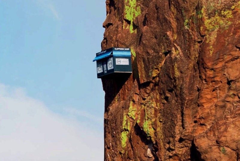 Se você resolver escalar o Canyon Eldorado em Colorado, você vai se deparar com uma cenário inesperado. É lá que você vai encontrar a Cliffside Shop, a Pop-Up Store mais remota do mundo está pendurada na famosa Parede da Bastilha onde um funcionário distribui meias e moletons para quem passar por lá. Tudo culpa da 37.5 Technology, uma empresa que é especializada em equipamentos para escalada e esportes. 