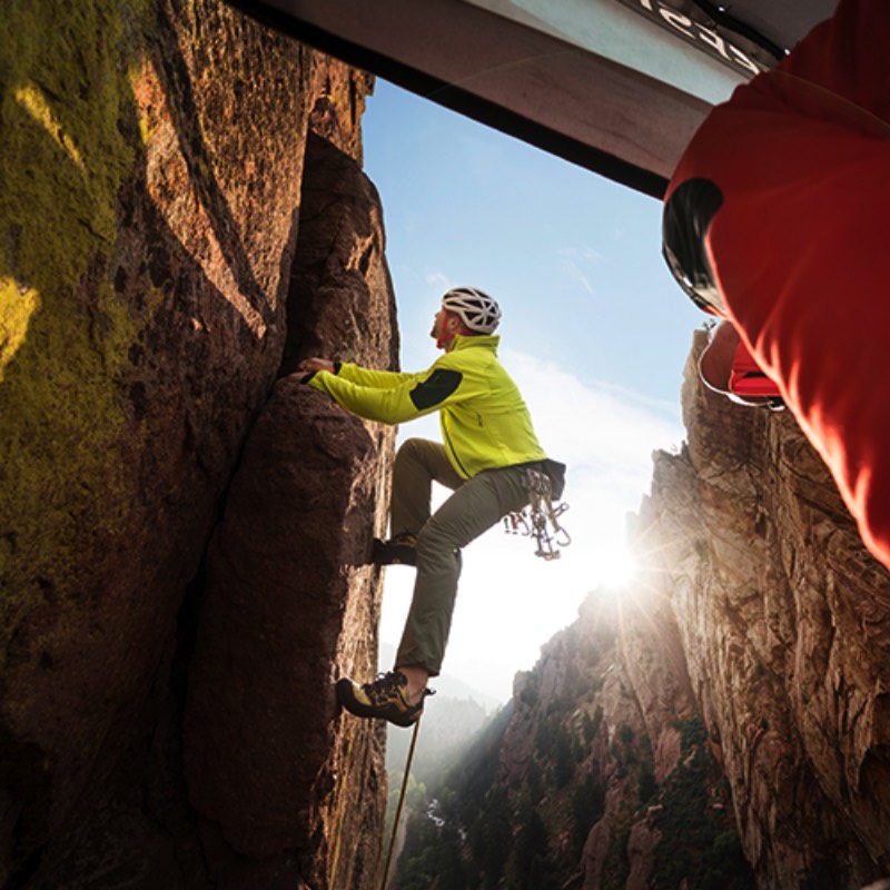 Se você resolver escalar o Canyon Eldorado em Colorado, você vai se deparar com uma cenário inesperado. É lá que você vai encontrar a Cliffside Shop, a Pop-Up Store mais remota do mundo está pendurada na famosa Parede da Bastilha onde um funcionário distribui meias e moletons para quem passar por lá. Tudo culpa da 37.5 Technology, uma empresa que é especializada em equipamentos para escalada e esportes. 