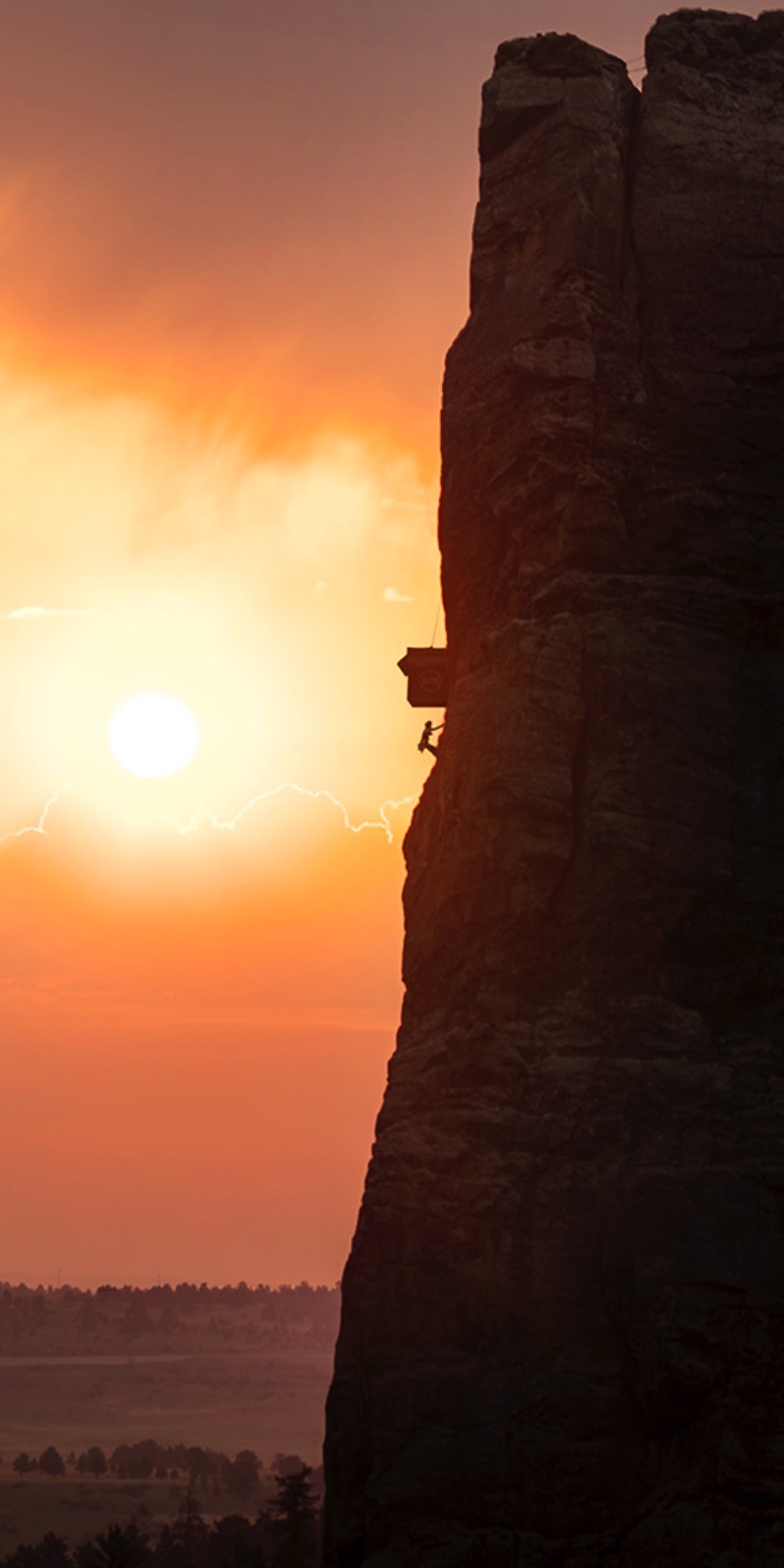 Se você resolver escalar o Canyon Eldorado em Colorado, você vai se deparar com uma cenário inesperado. É lá que você vai encontrar a Cliffside Shop, a Pop-Up Store mais remota do mundo está pendurada na famosa Parede da Bastilha onde um funcionário distribui meias e moletons para quem passar por lá. Tudo culpa da 37.5 Technology, uma empresa que é especializada em equipamentos para escalada e esportes. 