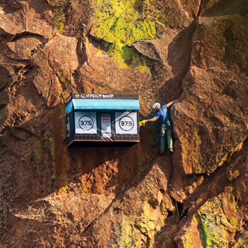 Se você resolver escalar o Canyon Eldorado em Colorado, você vai se deparar com uma cenário inesperado. É lá que você vai encontrar a Cliffside Shop, a Pop-Up Store mais remota do mundo está pendurada na famosa Parede da Bastilha onde um funcionário distribui meias e moletons para quem passar por lá. Tudo culpa da 37.5 Technology, uma empresa que é especializada em equipamentos para escalada e esportes. 