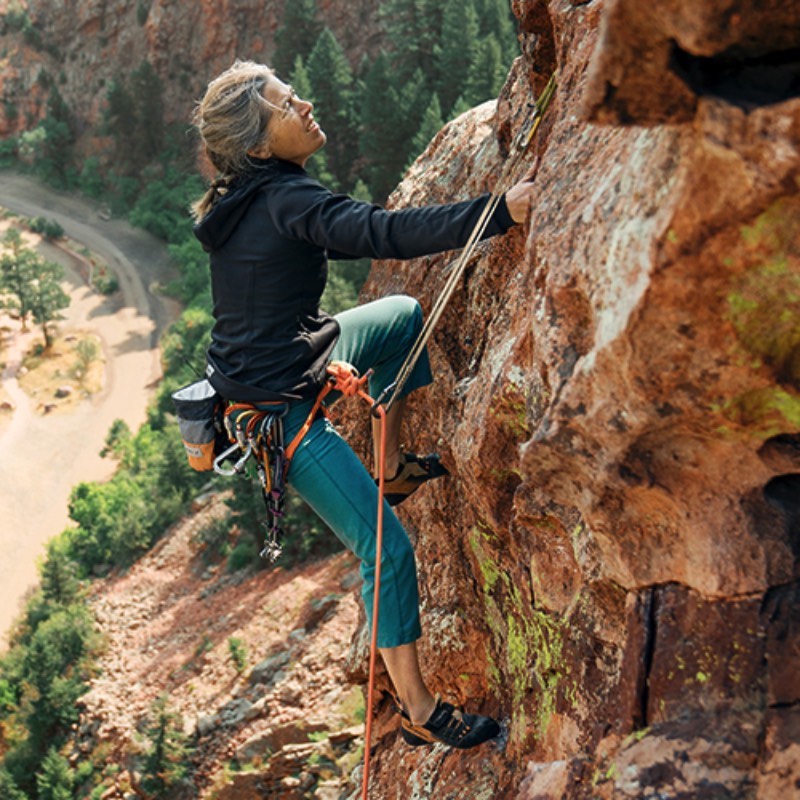 Se você resolver escalar o Canyon Eldorado em Colorado, você vai se deparar com uma cenário inesperado. É lá que você vai encontrar a Cliffside Shop, a Pop-Up Store mais remota do mundo está pendurada na famosa Parede da Bastilha onde um funcionário distribui meias e moletons para quem passar por lá. Tudo culpa da 37.5 Technology, uma empresa que é especializada em equipamentos para escalada e esportes. 