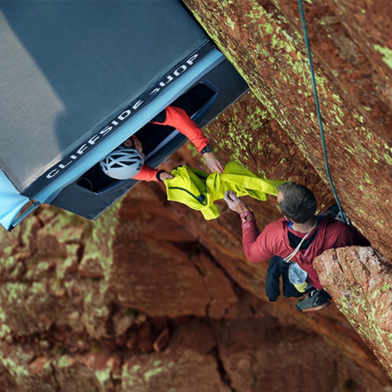 Se você resolver escalar o Canyon Eldorado em Colorado, você vai se deparar com uma cenário inesperado. É lá que você vai encontrar a Cliffside Shop, a Pop-Up Store mais remota do mundo está pendurada na famosa Parede da Bastilha onde um funcionário distribui meias e moletons para quem passar por lá. Tudo culpa da 37.5 Technology, uma empresa que é especializada em equipamentos para escalada e esportes. 