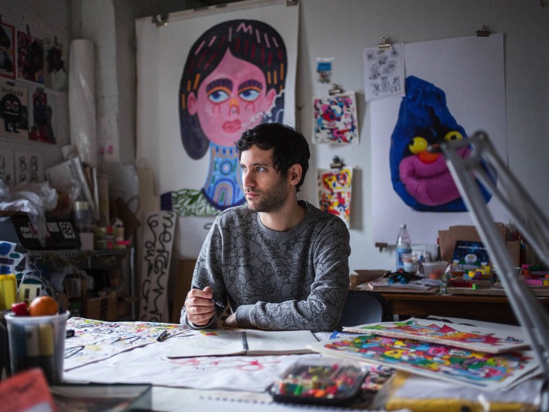 Jon Burgerman é um artista britânico baseado em Nova Iorque cujo trabalho é uma mistura de brincadeira improvisada com desenhos mais do que coloridos. Seu portfólio é cheio do que muita gente diria que são rabiscos e ele mesmo assume que seu estilo de ilustração é composto disso, vindo de Doodle em inglês. 