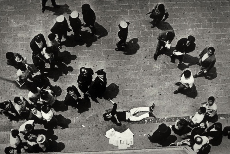 Enrique Metinides é um fotógrafo mexicano que documentou com muitos detalhes tudo que ele conseguiu capturar do lado mais perigoso da Cidade do México. Conhecido em alguns círculos como Mexican Weegee, em lembrança do trabalho do fotógrafo Arthur Fellig na Nova Iorque dos anos trinta, suas fotografias tem uma temática bem bem pesada e isso só conseguiu acontecer devido a seu contato com a polícia e a facilidade que tinha em visitar os locais onde crimes aconteceram. Apesar de tudo, esse apelido que Enrique Metinides recebeu acaba não retratando tudo que seu trabalho demonstra e acabam ignorando algumas de suas melhores qualidades como suas composições fotográficas.