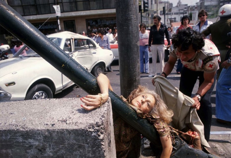 Enrique Metinides é um fotógrafo mexicano que documentou com muitos detalhes tudo que ele conseguiu capturar do lado mais perigoso da Cidade do México. Conhecido em alguns círculos como Mexican Weegee, em lembrança do trabalho do fotógrafo Arthur Fellig na Nova Iorque dos anos trinta, suas fotografias tem uma temática bem bem pesada e isso só conseguiu acontecer devido a seu contato com a polícia e a facilidade que tinha em visitar os locais onde crimes aconteceram. Apesar de tudo, esse apelido que Enrique Metinides recebeu acaba não retratando tudo que seu trabalho demonstra e acabam ignorando algumas de suas melhores qualidades como suas composições fotográficas.