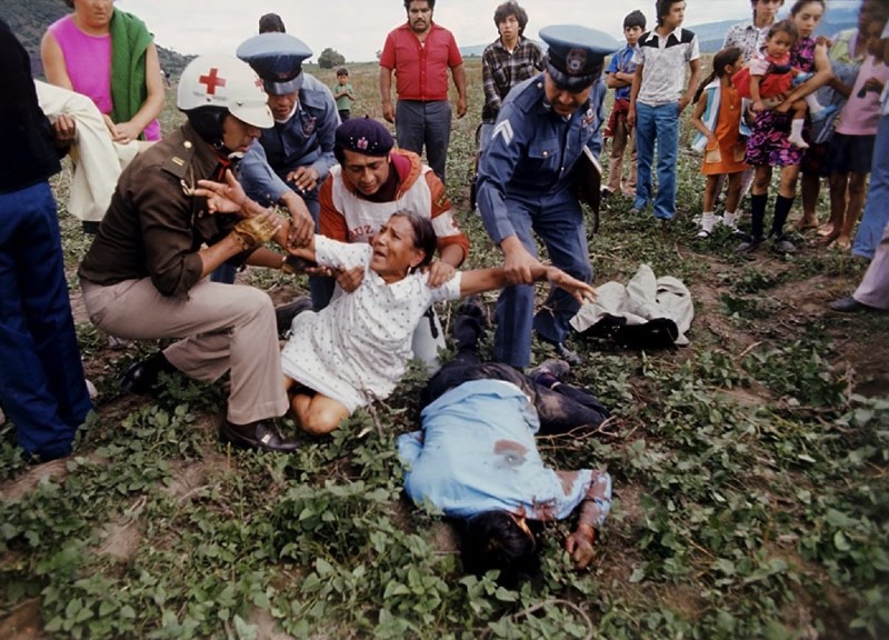 Enrique Metinides é um fotógrafo mexicano que documentou com muitos detalhes tudo que ele conseguiu capturar do lado mais perigoso da Cidade do México. Conhecido em alguns círculos como Mexican Weegee, em lembrança do trabalho do fotógrafo Arthur Fellig na Nova Iorque dos anos trinta, suas fotografias tem uma temática bem bem pesada e isso só conseguiu acontecer devido a seu contato com a polícia e a facilidade que tinha em visitar os locais onde crimes aconteceram. Apesar de tudo, esse apelido que Enrique Metinides recebeu acaba não retratando tudo que seu trabalho demonstra e acabam ignorando algumas de suas melhores qualidades como suas composições fotográficas.