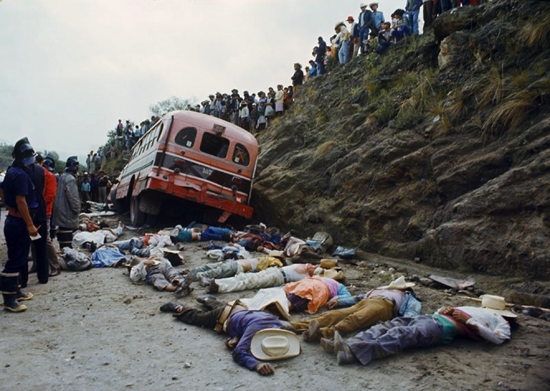 Enrique Metinides é um fotógrafo mexicano que documentou com muitos detalhes tudo que ele conseguiu capturar do lado mais perigoso da Cidade do México. Conhecido em alguns círculos como Mexican Weegee, em lembrança do trabalho do fotógrafo Arthur Fellig na Nova Iorque dos anos trinta, suas fotografias tem uma temática bem bem pesada e isso só conseguiu acontecer devido a seu contato com a polícia e a facilidade que tinha em visitar os locais onde crimes aconteceram. Apesar de tudo, esse apelido que Enrique Metinides recebeu acaba não retratando tudo que seu trabalho demonstra e acabam ignorando algumas de suas melhores qualidades como suas composições fotográficas.