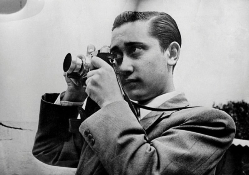 Enrique Metinides é um fotógrafo mexicano que documentou com muitos detalhes tudo que ele conseguiu capturar do lado mais perigoso da Cidade do México. Conhecido em alguns círculos como Mexican Weegee, em lembrança do trabalho do fotógrafo Arthur Fellig na Nova Iorque dos anos trinta, suas fotografias tem uma temática bem bem pesada e isso só conseguiu acontecer devido a seu contato com a polícia e a facilidade que tinha em visitar os locais onde crimes aconteceram. Apesar de tudo, esse apelido que Enrique Metinides recebeu acaba não retratando tudo que seu trabalho demonstra e acabam ignorando algumas de suas melhores qualidades como suas composições fotográficas.