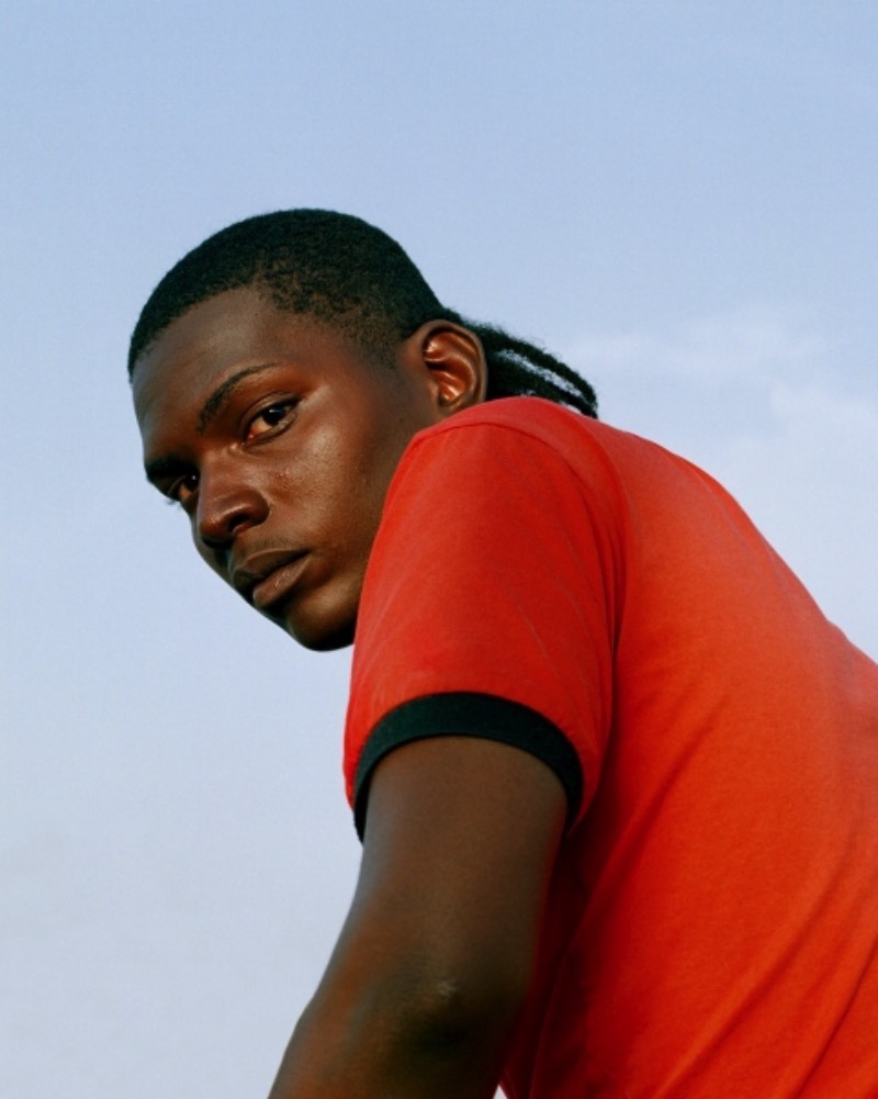 Big Papi é uma série de fotografias de Gilleam Trapenberg onde ele explora os clichês da cultura masculina e como a presença de mulheres independentes e um céu rosa deixa isso tudo de um jeito estranho em Curaçao. Essas cores foram bem aproveitadas pelo fotógrafo que resolveu usar até como temática do projeto, chamando as fotos de uma pesquisa visual na cultura da masculinidade sobreposta contra o pôr do sol da paisagem caribenha. É, Big Papi é uma série de fotos bem interessante no conceito, como que ela acabou ficando visualmente falando?